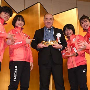 (左から)清岡幸大郎、藤波朱理、西村誠司社長、櫻井つぐみ、鏡優翔