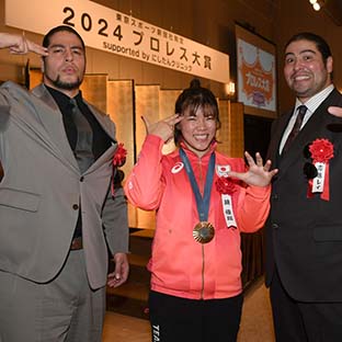 (左から)斉藤ジュン、鏡優翔、斉藤レイ