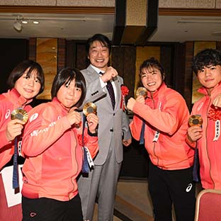 (左から)藤波朱里、櫻井つぐみ、小橋建太、鏡優翔、清岡幸大郎