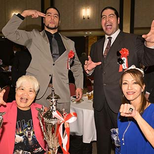 (前列左から)ダンプ松本、ブル中野(後列左から)斉藤ジュン、斉藤レイ