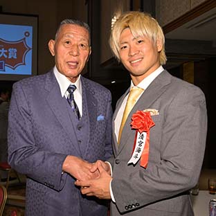 グレート小鹿(左)と清宮海斗