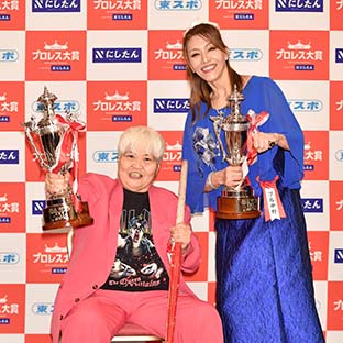 ダンプ松本(左)とブル中野