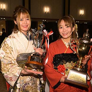 岩谷麻優(左)とSareee