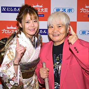 岩谷麻優(左)とダンプ松本