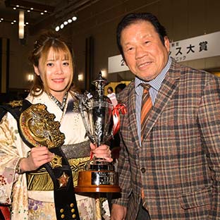 岩谷麻優(左)と藤波辰爾