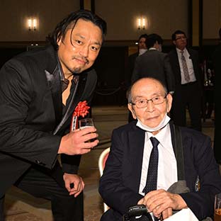 後藤洋央紀(左)と新間寿会長