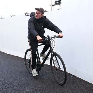 自転車で帰宅する青木真也