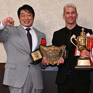 小橋建太(左)とザック・セイバーJr.