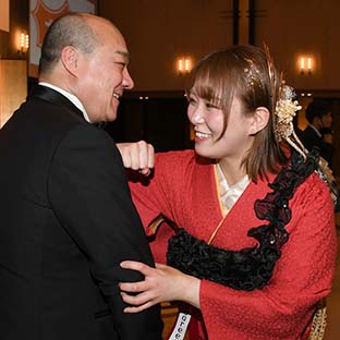 西村誠司社長(左)にエルボーするSareee