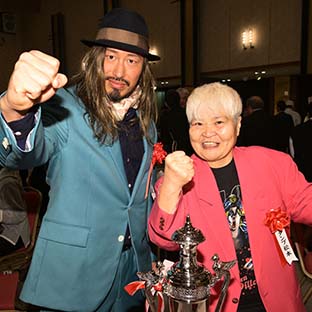 辻陽太(左)とダンプ松本