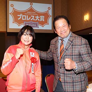 藤波朱理(左)と藤波辰爾