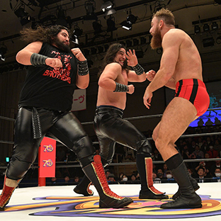 ティモシー・サッチャーを攻める斉藤レイ(左)と斉藤ジュン(中央)