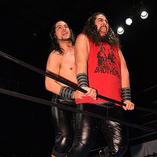 芦野祥太郎を踏みつける斉藤レイ(右)と斉藤ジュン