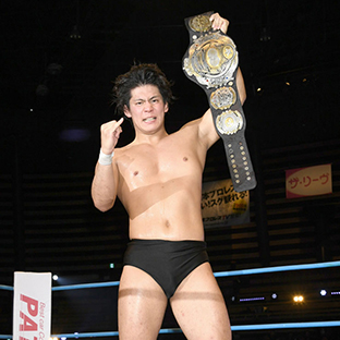 中嶋勝彦を破り三冠ヘビー級王者になった安齊勇馬