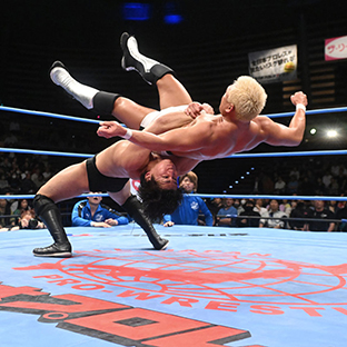 中嶋勝彦からジャーマンでピンフォールを奪った安齊勇馬