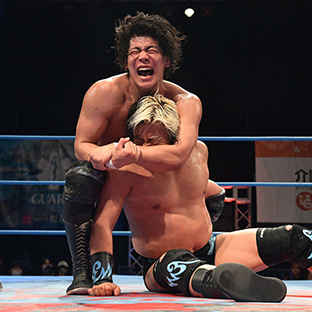 諏訪魔(手前)を攻める安齊勇馬