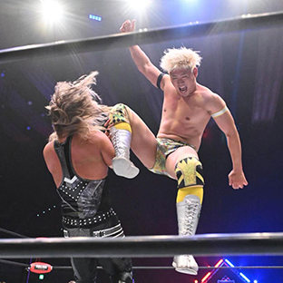 EVILにキックを浴びせる清宮海斗