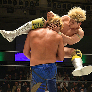 拳王(手前)に変形シャイニングウィザードを決める清宮海斗