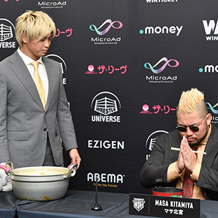 マサ北宮(右)に自作のちゃんこをふるまう清宮海斗