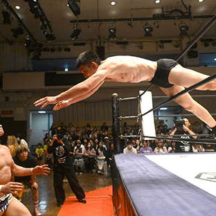 上野勇希にトペする青木真也