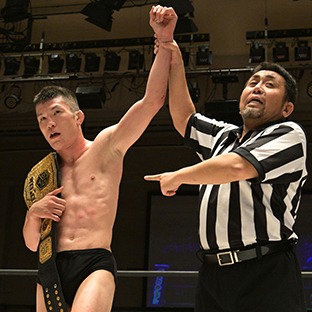 勝ち名乗りを受ける青木真也