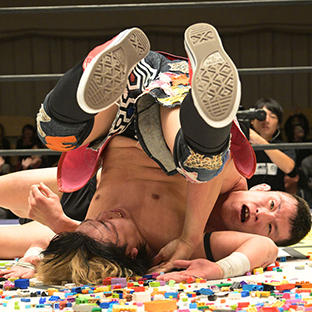 勝俣瞬馬(手前)から3カウントを奪った青木真也