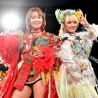 自主興行でなつぽい(右)とタッグを結成したSareee