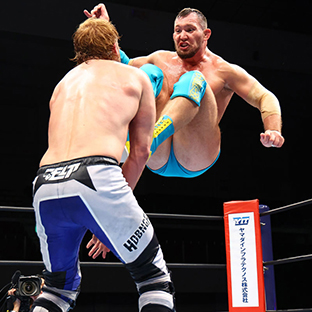 エル・ファンタズモ(左)を攻めるボルチン・オレッグ