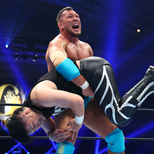 成田蓮(下)を攻めるボルチン・オレッグ