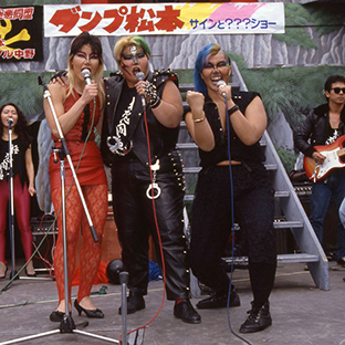 極悪同盟の歌謡ショー-(左から)コンドル斉藤、ダンプ松本、ブル中野(1986年)