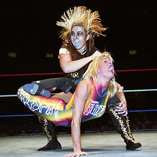 アランドラ・ブレイズ(メドゥーサ)にブルズアンヘリートを決め髪の毛を引っ張るブル中野(1994年)