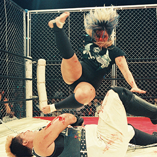 アジャコング(下)にギロチンドロップを落とすブル中野(1990年)