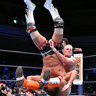 内藤哲也にゴッチ式パイルドライバーを決めるザック・セイバーJr.