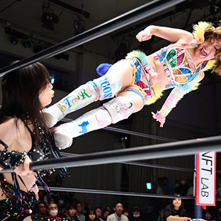 上谷沙弥を攻める岩谷麻優(右)