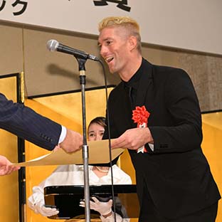 賞状を受け取るザック・セイバーJr.