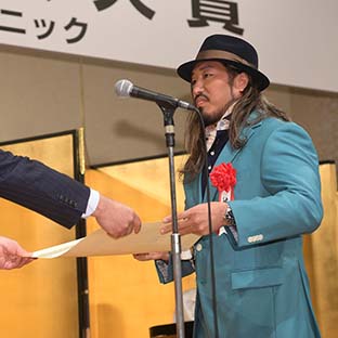 賞状を受け取る辻陽太