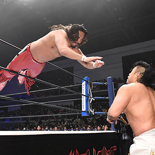 後藤洋央紀(右)にトペを浴びせる辻陽太