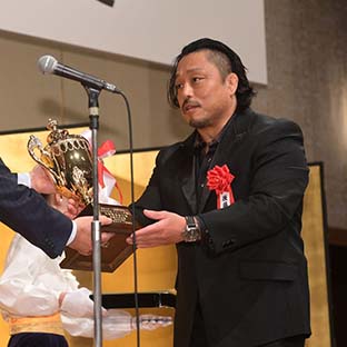 トロフィーを受け取る後藤洋央紀