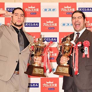 最優秀タッグ賞を受賞した斉藤ブラザーズ 斉藤ジュン(左)と斉藤レイ