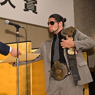 賞状を受け取る斉藤ジュン