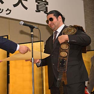 賞状を受け取る斉藤レイ