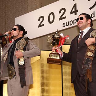 最優秀タッグ賞の斉藤ブラザーズ(左が斉藤ジュン、右が斉藤レイ)