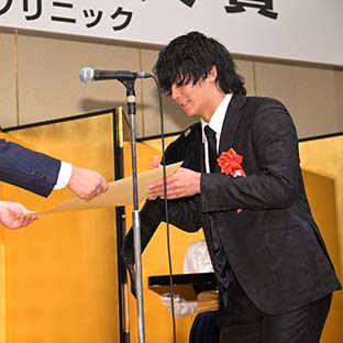 賞状を受け取る安齊勇馬