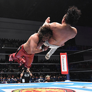 後藤洋央紀(右)をジーンブラスターで仕留めた辻陽太