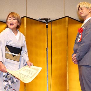 敢闘賞を受賞した清宮海斗(右)のプレゼンターを務める山田邦子