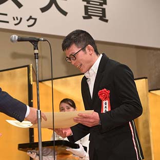 賞状を受け取る青木真也