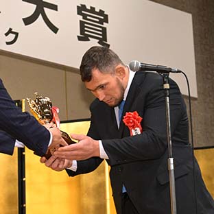 トロフィーを受け取るボルチン・オレッグ