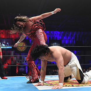 後藤洋央紀(右)を攻める辻陽太