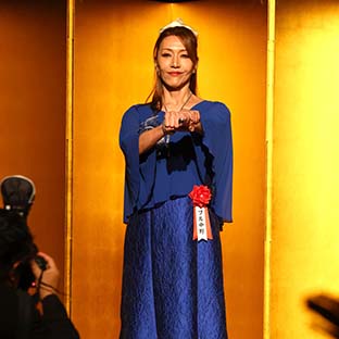 ポーズを決めるブル中野