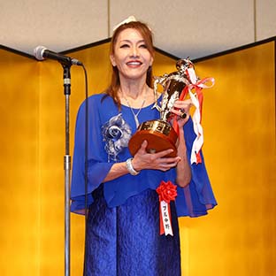 話題賞を受賞したブル中野